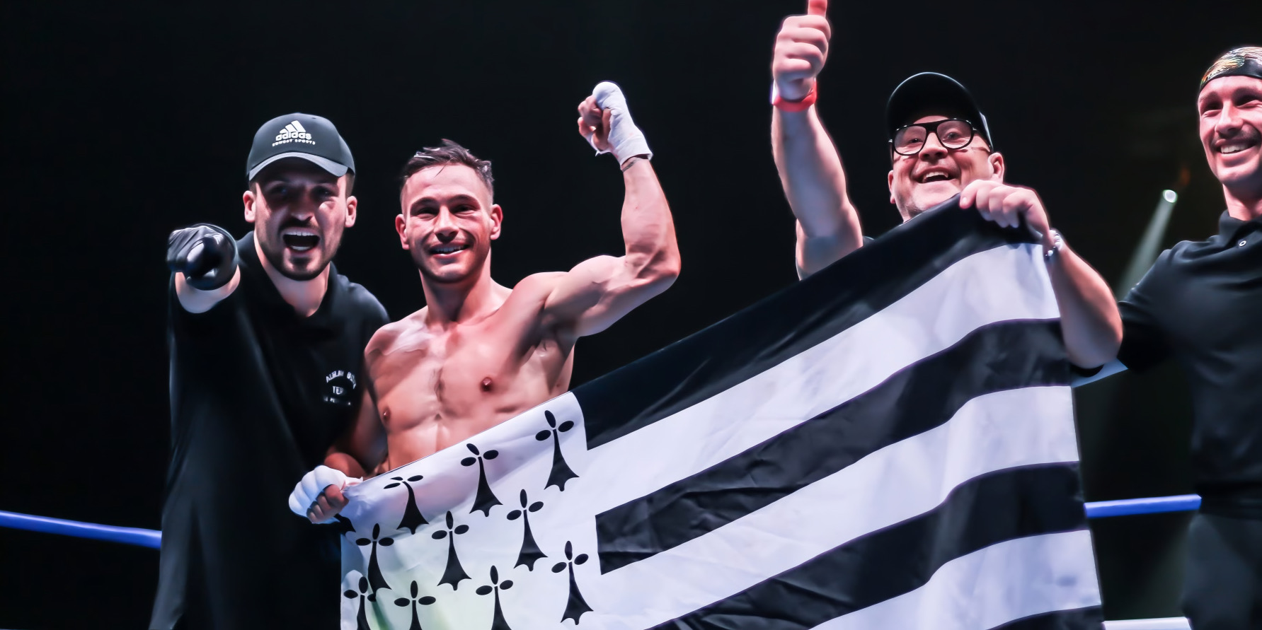 Terry Le Couviour arbore le drapeau breton après sa victoire face à Loic Tajan.