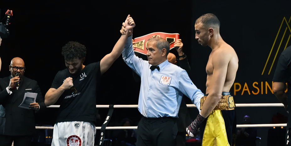 Souleimane Mohammedi (à gauche) est déclaré vainqueur face à Sofiane Khati (à droite).