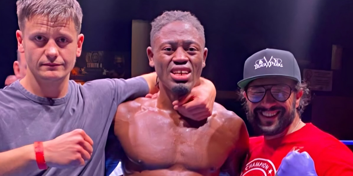 Johnson Suffo et son équipe, émue après sa victoire face à Johnny Bertin.