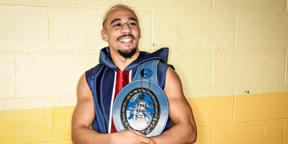 Khalil El Hadri pose avec sa ceinture de champion d'Europe.