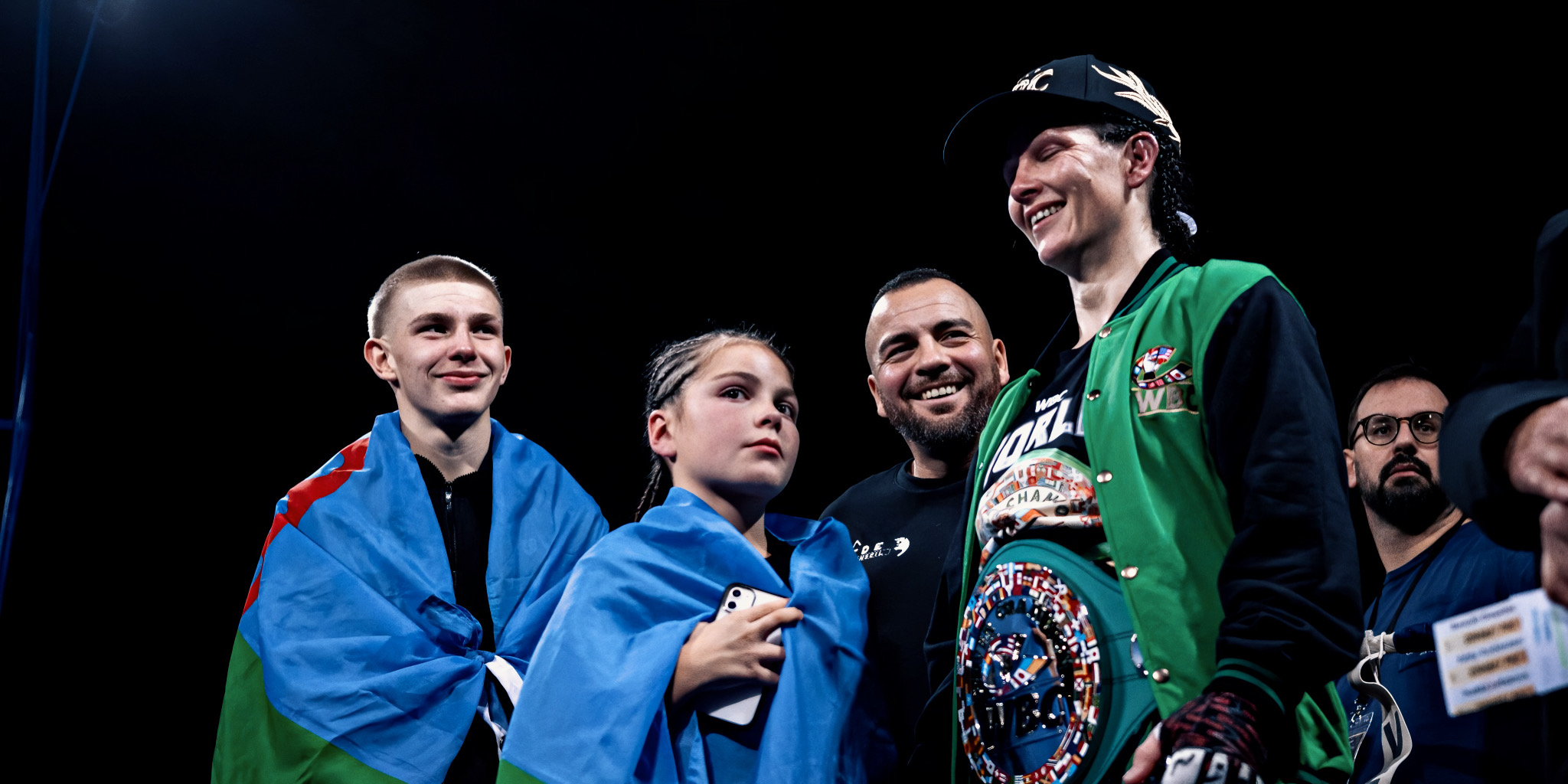 Priscilla Peterle aux cotés de sa famille après la victoire de son championnat WBC Silver.