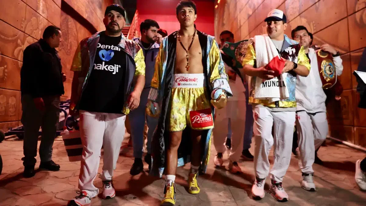 Jaime Munguia (au centre) et son équipe font leur entrée vers le ring.