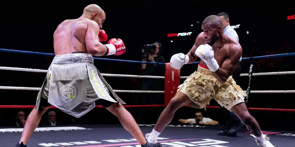 Salahdine Parnasse (à droite) pour la première fois dans un ring de boxe face à Franck Petitjean (à gauche).