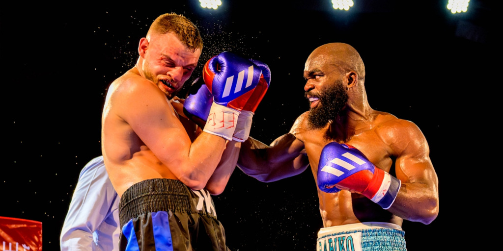 Ephrem Bariko (à gauche) et Keanu Klose (à droite) en pleine action.