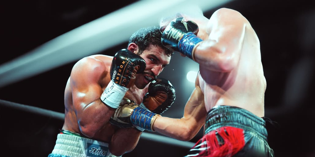 Bilel Jkitou (à gauche) encaissant les coups de Diego Natchoo (à droite).