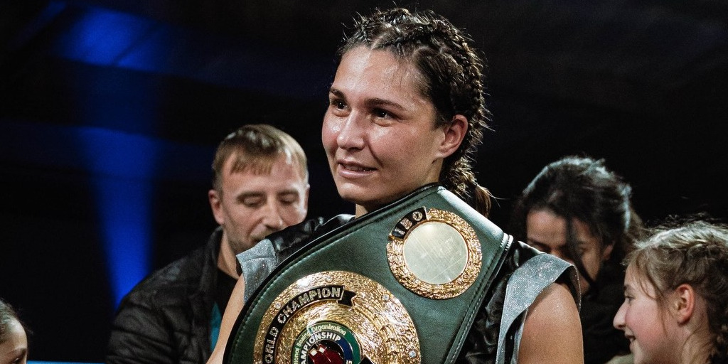 Flora Pili et sa ceinture mondiale IBO.