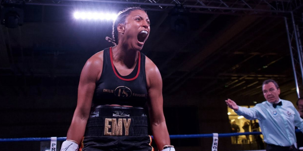 Émilie Sonvico exulte de joie après sa victoire par KO.
