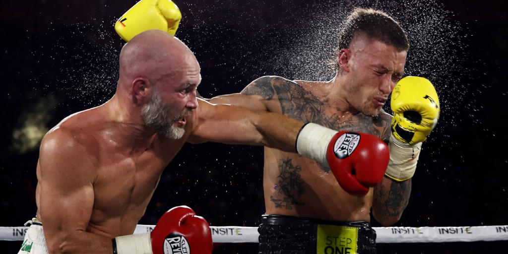 David Papot (à gauche) touche sévèrement Liam Paro (à droite).