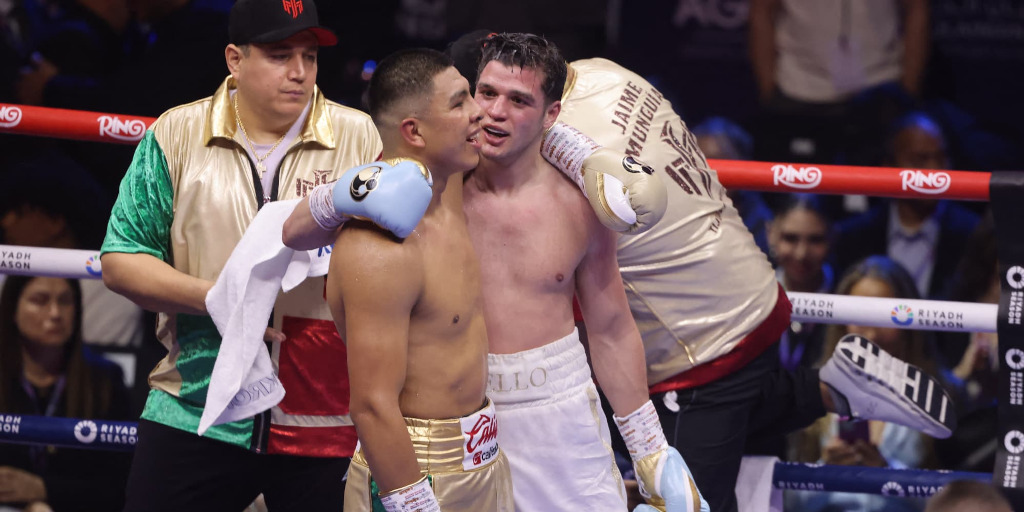 Jaime Munguia (à gauche) et Bruno Surace (à droite) se congratulent après leur combat revanche